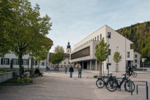 Zeitgemäßer Dorfplatz in der fiktiven Gemeinde Musterdorf