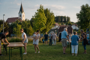 Vorbereitungen für ein Gemeindefest in Musterdorf